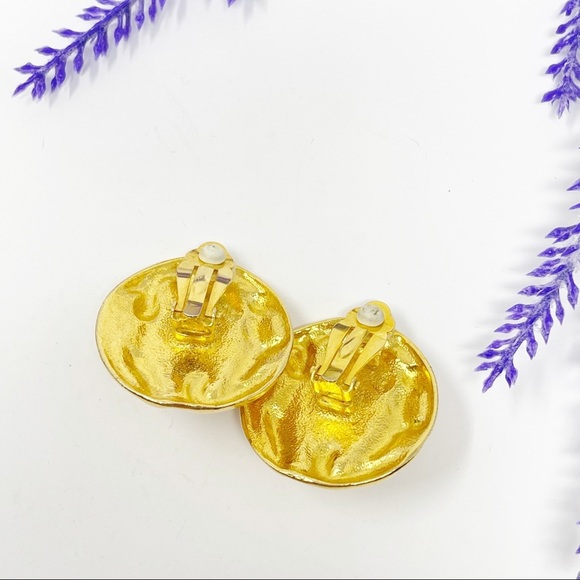Vintage 80s Ripple Brushed Gold Faux Pearl Cabochon Disc Clip On Earrings - Picture 2 of 5